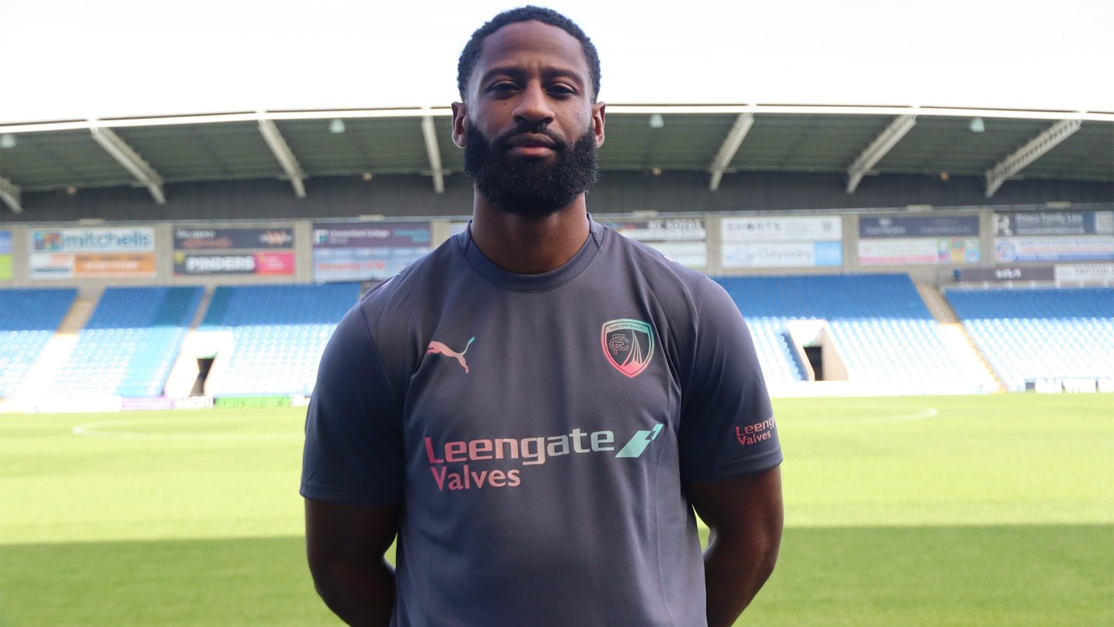 Widok z lotu ptaka na pole. Droga biegnie przez prawy górny róg.